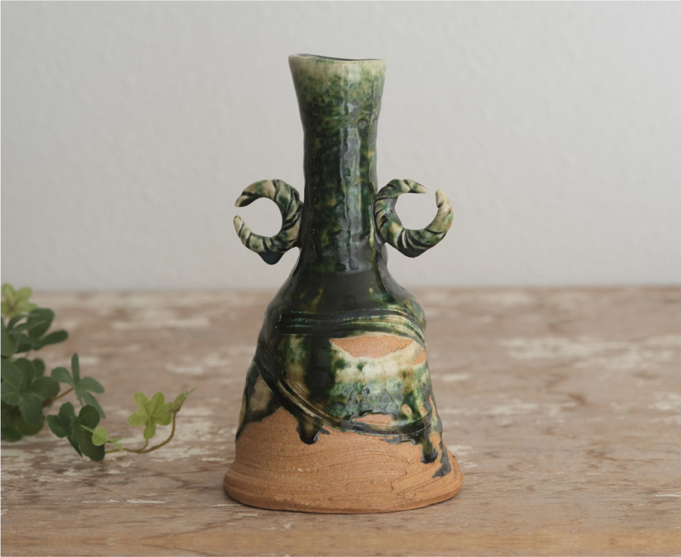 緑釉薬の花入れ　織部　瀬戸織部　美濃焼　陶器　花器